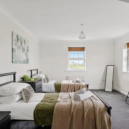 Stylish 3 Bedroom Duplex Penthouse In * York