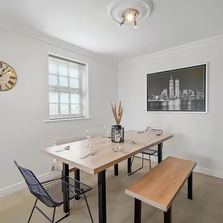 Stylish 3 Bedroom Duplex Penthouse In *