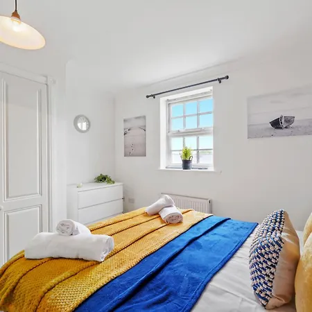 Stylish 3 Bedroom Duplex Penthouse In * York